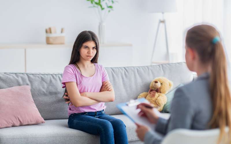psiquiatra infantil más niña molesta